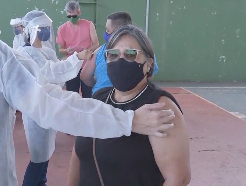 Moradora se emociona ao tomar dose da vacina contra Covid em Botucatu — Foto: Reprodução/TV TEM
