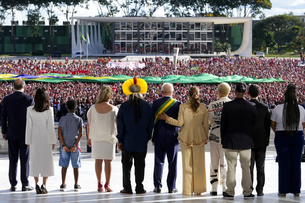 Lula após receber a faixa presidencial das mãos de representantes do povo brasileiro. — Foto: Eraldo Peres/AP