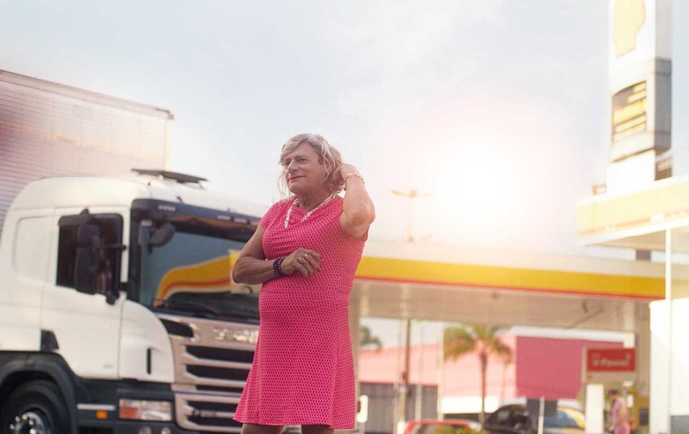 Afrodite viaja em um caminhÃ£o de vestido, de salto alto e maquiada â€” Foto: Shell/DivulgaÃ§Ã£o