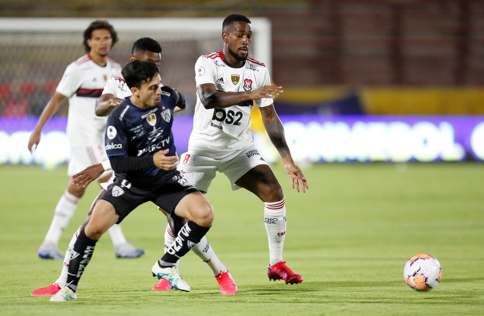 Gerson teve trabalho com o meio-campo do  Independiente del Valle — Foto: REUTERS/Daniel Tapia