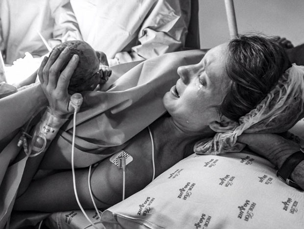 Isabel Hickmann se emociona logo após o parto de Francisco (Foto: Katia Rocha)