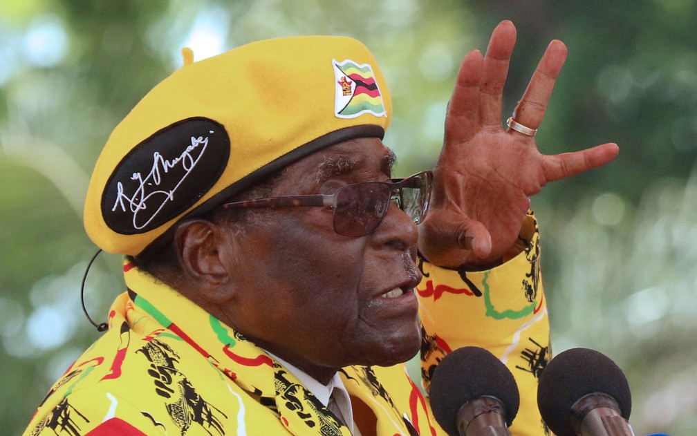 Mugabe durante comício em Harare em 8 de novembro — Foto: Philimon Bulawayo / Reuters