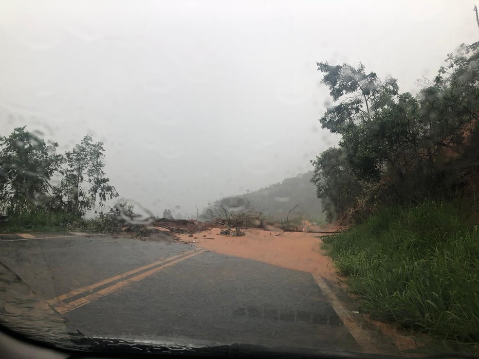 BR-262 em Domingos Martins após queda de barreira no Espírito Santo — Foto: Usalio Pivetta/ VC no ES1