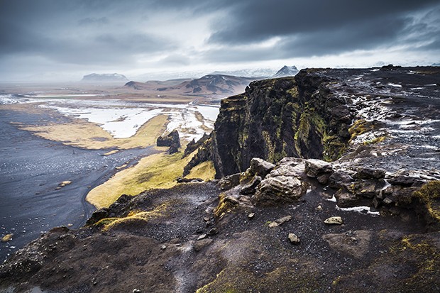 Scenic Icelandic coastal landscape. North Atlantic Ocean coast, black sand beach, Vik district, Iceland (Foto: Getty Images/iStockphoto)