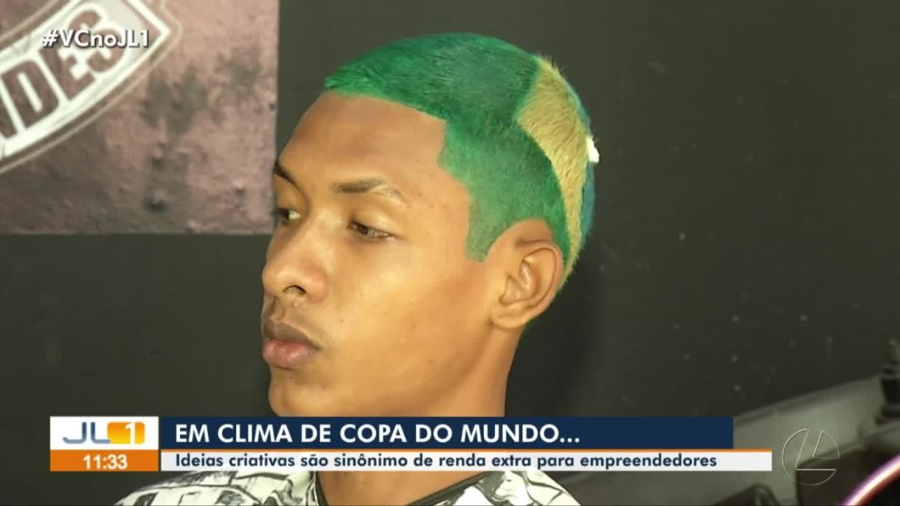 No estilo para Copa do Mundo, torcedor pinta bandeira do Brasil no cabelo