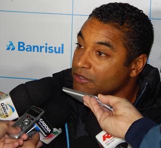 Roger lamenta falta de agressividade no Grêmio: Derrota tem que doer