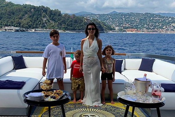 Kourtney Kardashian com os três filhos (Foto: Instagram)