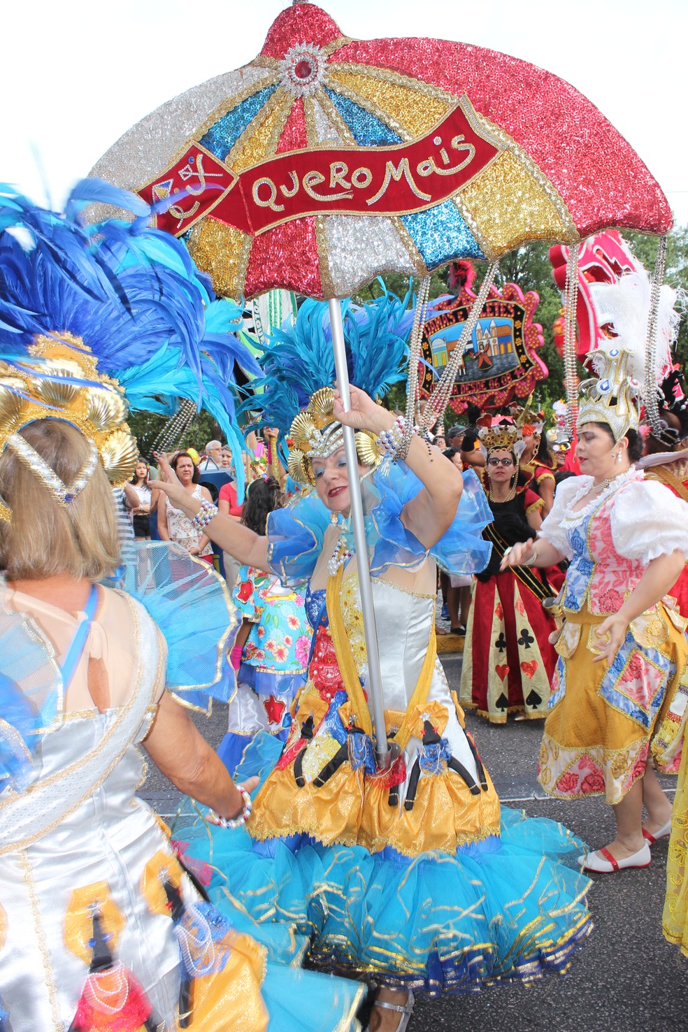 Com fantasia caprichada e flabelo para o alto, foliã desfila na Aurora dos Carnavais, no Centro do Recife (Foto: Bruno Lafaiete/TV Globo)