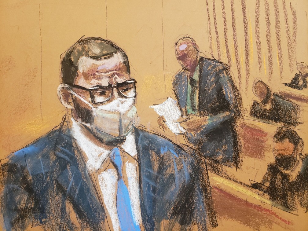 Ilustração mostra R. Kelly sentado, enquanto presidente dos jurados lê o veredito de culpado em julgamento nos EUA em 2021 — Foto: Jane Rosenberg/Reuters