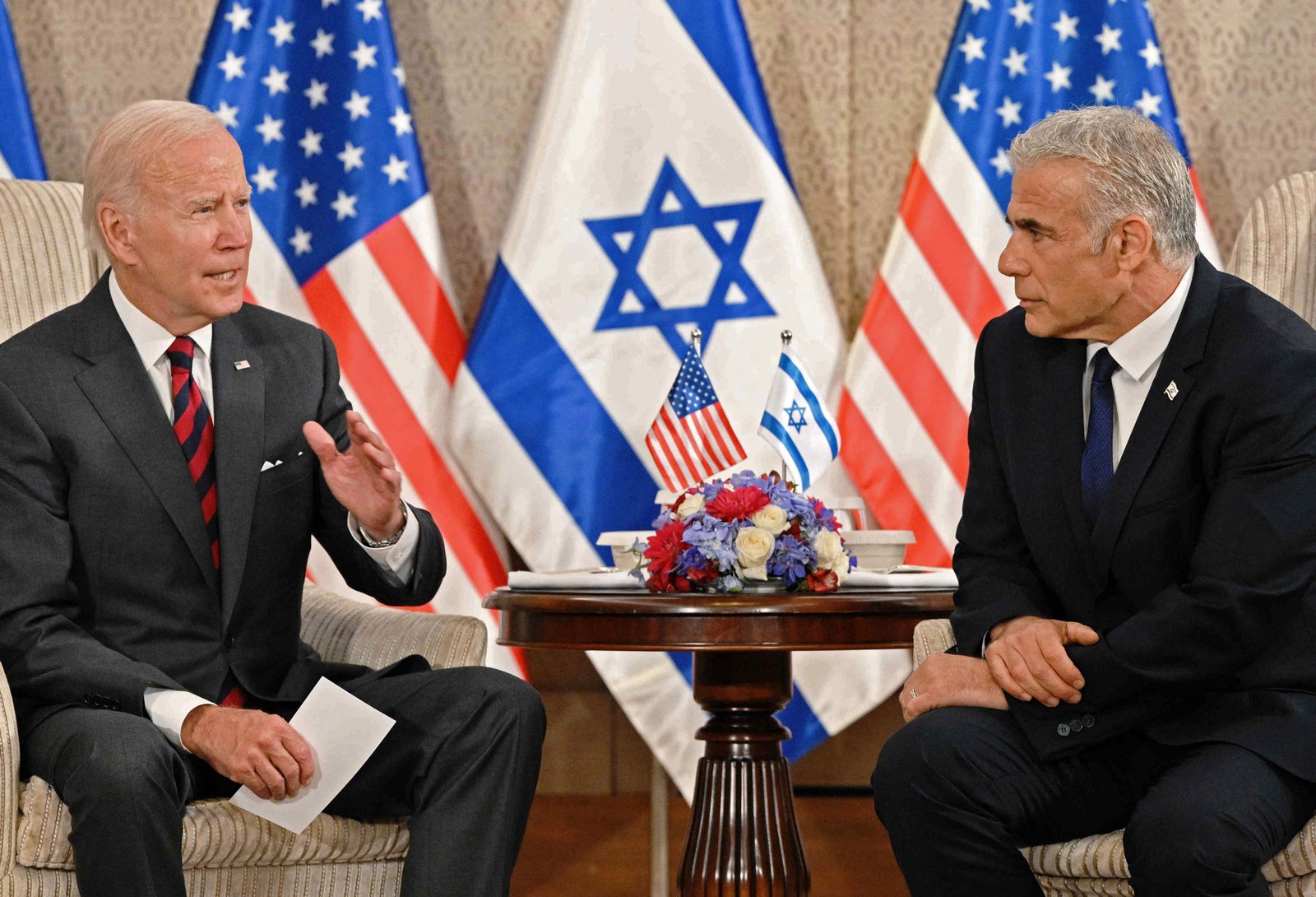 Presidente dos EUA, Joe Biden, realiza uma reunião bilateral com o primeiro-ministro de Israel, Yair Lapid, em um hotel em Jerusalém  — Foto: MANDEL NGAN / AFP