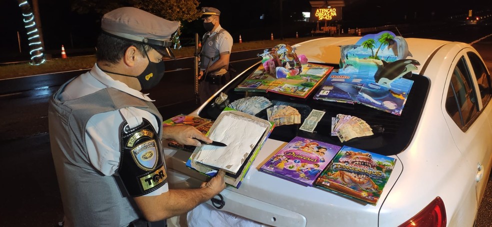 Drogas estavam escondidas dentro de livros infantis — Foto: Polícia Rodoviária