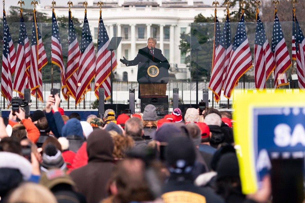 O presidente dos EUA, Donald Trump, discursa para apoiadores enquanto o Congresso se reúne para certificar a vitória de Biden — Foto: Evan Vucci/AP