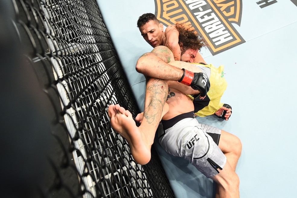 Charles do Bronx finaliza Clay Guida na guilhotina (Foto: Getty Images)
