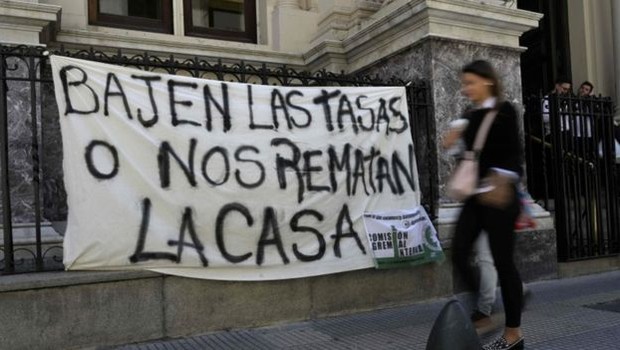 A inflação, desvalorização e taxas de juros dispararam no último ano na Argentina (Foto: AFP via BBC)