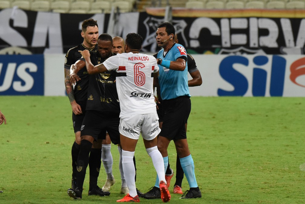 Jogo entre Ceará e São Paulo tem confusão com o VAR — Foto: Caio Rocha/Estadão Conteúdo