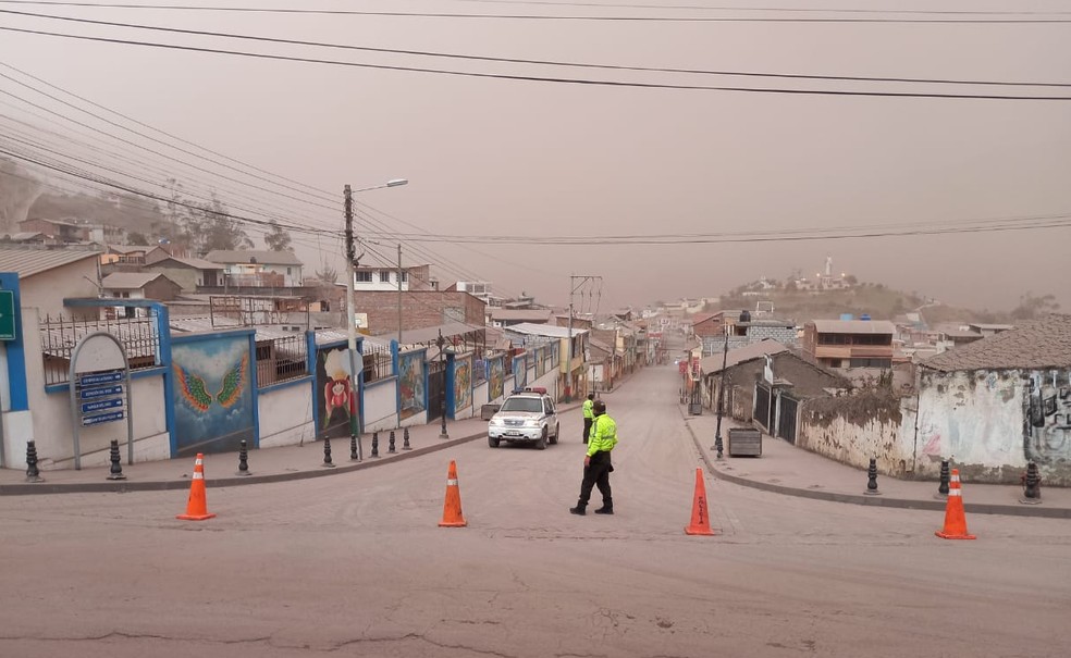 Cinzas de vulcão ativo no Equador — Foto: Reprodução Twitter Polícia do Equador
