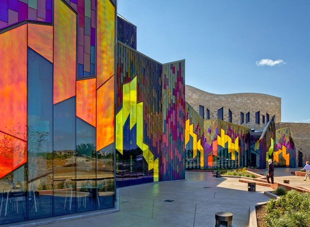 Os painéis de vidro coloridos do Museum at Prairiefire, nos Estados Unidos, simulam chamas de fogo (Foto: Reprodução/Facebook Museum at Prairiefire)