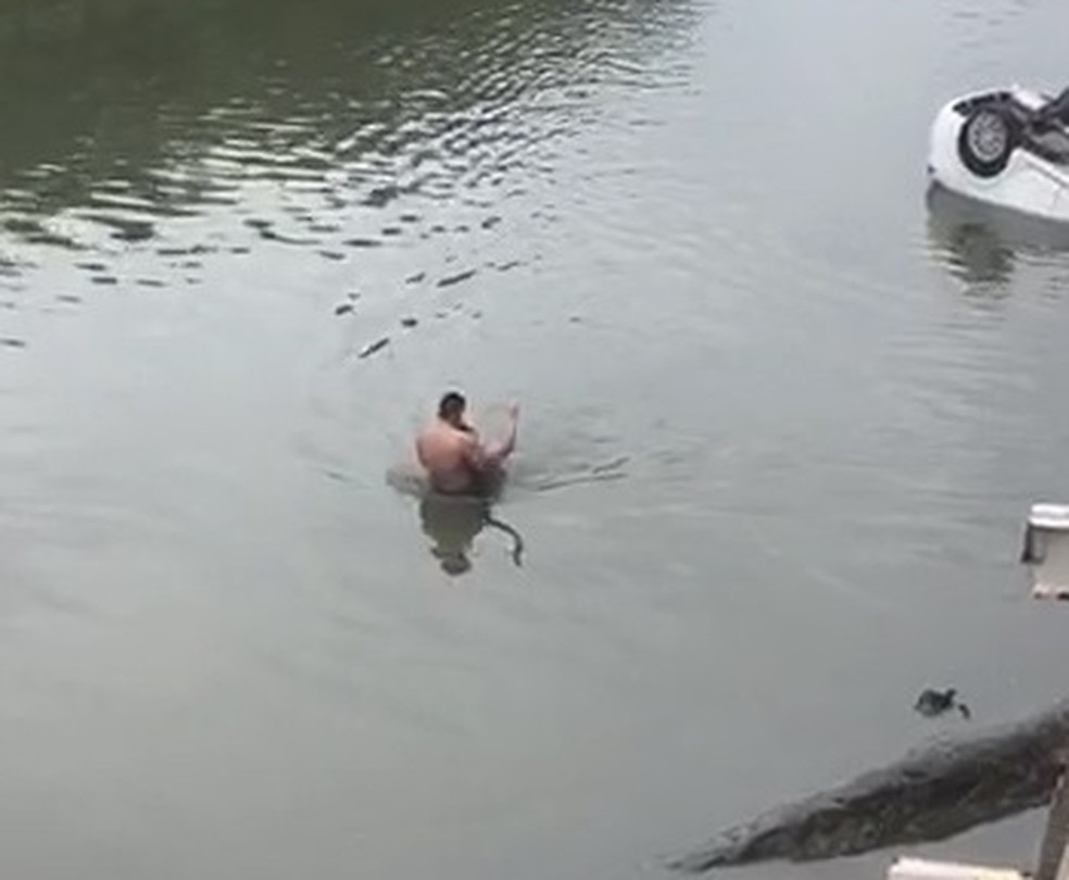 JosÃ© Ribamar passava pelo local, se jogou na Ã¡gua e salvou motorista que caiu da ponte em SÃ£o LuÃ­s â Foto: Ribamar Santos
