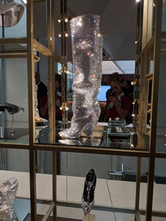Swarovski: no showroom, bota feita em parceria com Saint Laurent