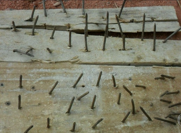 Bandidos usaram armadilhas feitas com pedaço de madeira e pregos (Foto: Reprodução/TV Globo)
