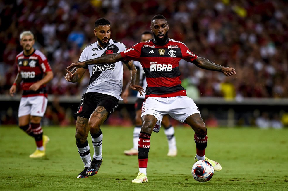 Logomarca da empresa Luvix é exibida na meia do uniforme do Flamengo — Foto: Marcelo Cortes/Flamengo