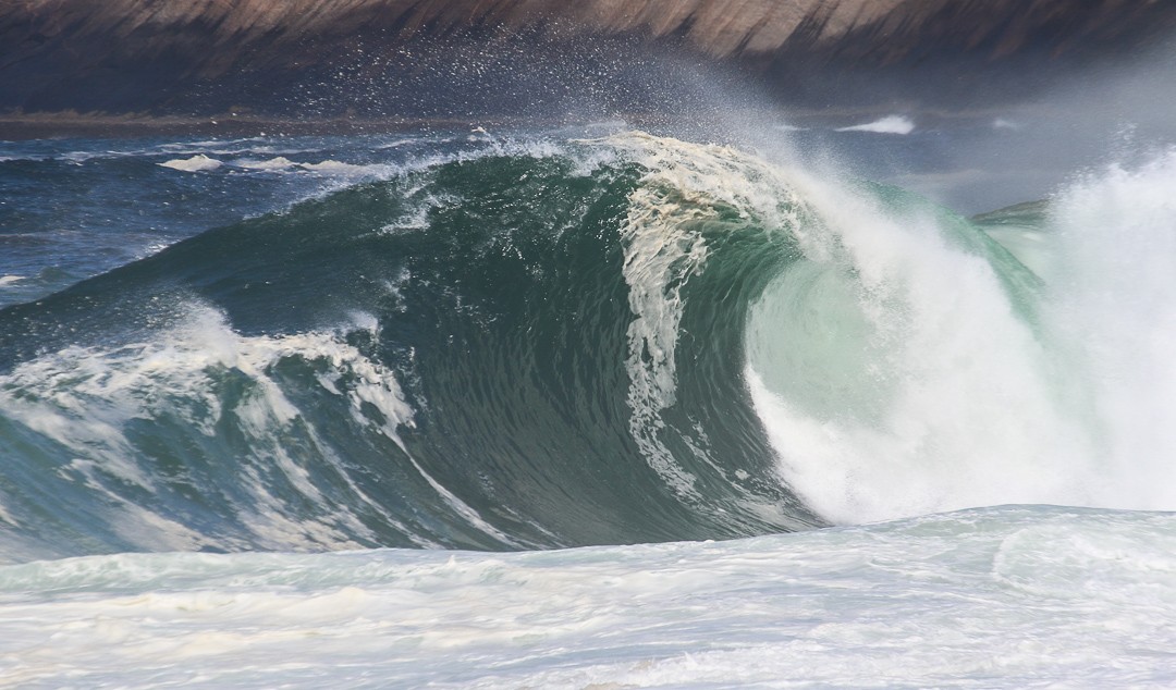  Outros surfistas também aproveitaram as boas condições do mar, surfando de quilha e bodyboard — Foto: Divulgação