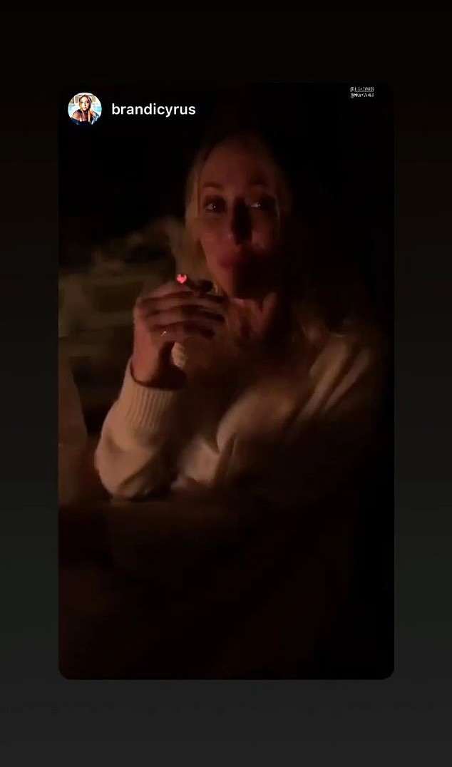 Tish Cyrus fumando maconha (Foto: Instagram)