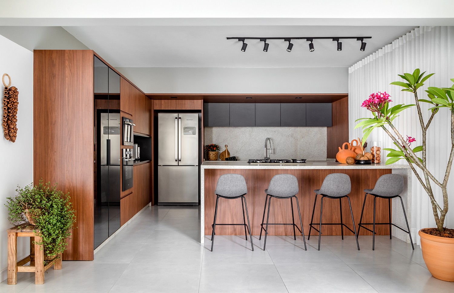 COZINHA | O layout aberto da cozinha permite que os moradores interajam com quem está sentado nas banquetas ou nos outros ambientes (Foto: Fábio Jr. Severo / Divulgação)