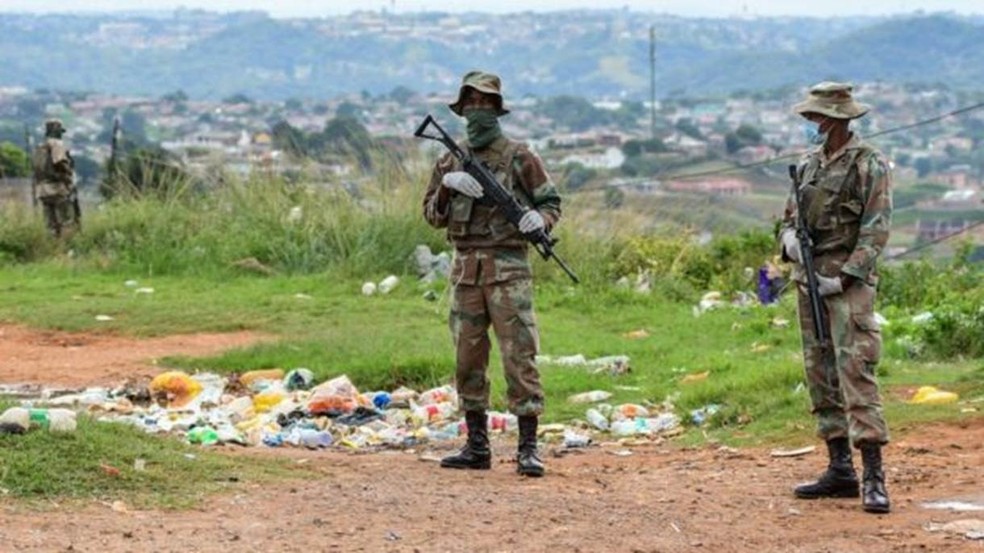 A África do Sul enviou o Exército às ruas para reforçar a quarentena  — Foto: Getty Images via BBC