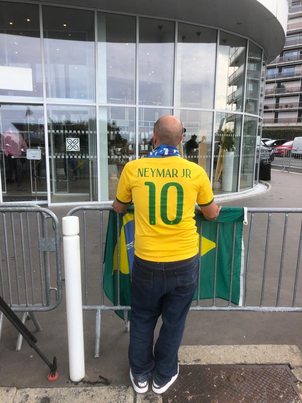 Torcedor francês com a camisa de Neymar em frente ao hotel da seleção brasileira — Foto: Raphael Zarko