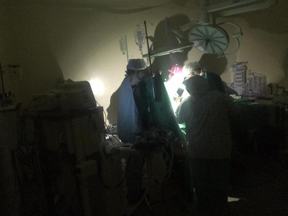 Equipe médica usa luz de celular para fazer cirurgia durante apagão em Mossoró — Foto: Redes sociais