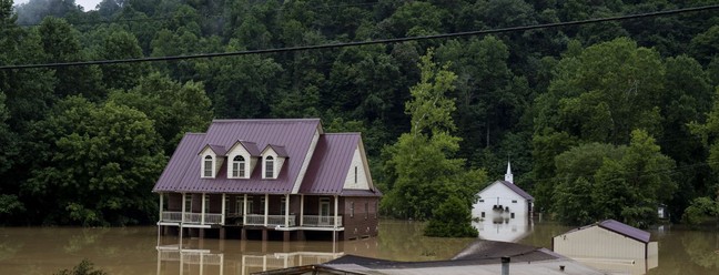 Casa é vista quase toda submersa no Condado de Breathitt, Kentucky. — Foto: Michael Swensen/Getty Images/AFP