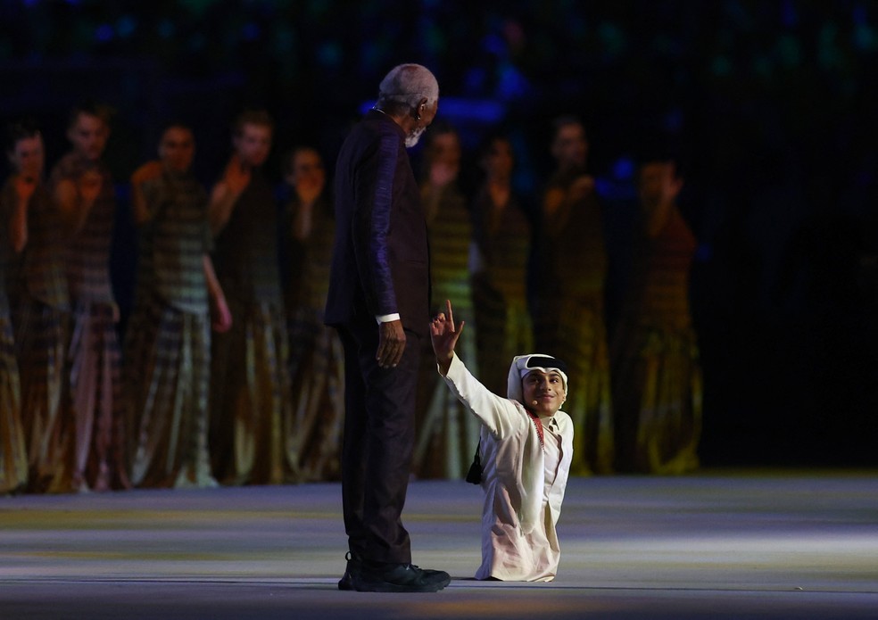 Morgan Freeman e Ghanim Al Muftah  na abertura da Copa do Catar — Foto: REUTERS/Kai Pfaffenbach