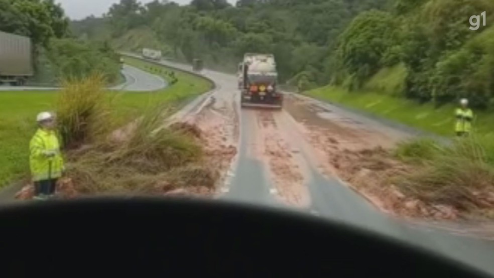 Deslizamento de terra interdita faixas da rodovia Régis Bittencourt em Barra do Turvo — Foto: Reprodução
