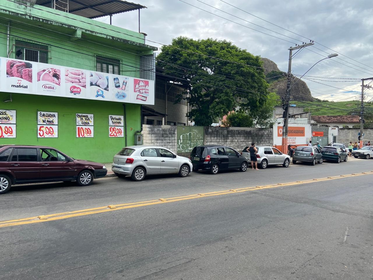 Distribuidora de gás de cozinha faz 'drive-thru' de botijões para evitar aglomeração, em Vitória