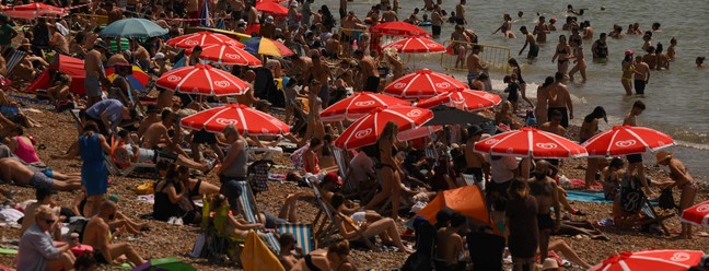 Milhares de ingleses vão ao mar em Brighton, no Sul da Inglaterra, durante onda de calor — Foto: Daniel Lela / AFP