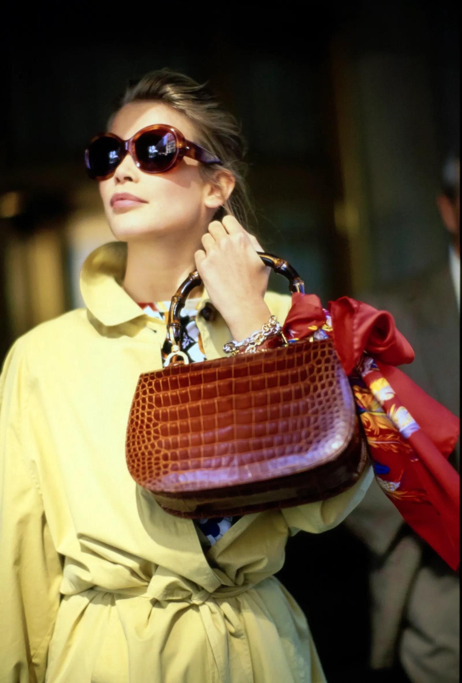 Claudia Schiffer usa um sobretudo Gucci, bolsa, lenço e relógio (Foto: Arthur Elgort, Vogue, December 1990)