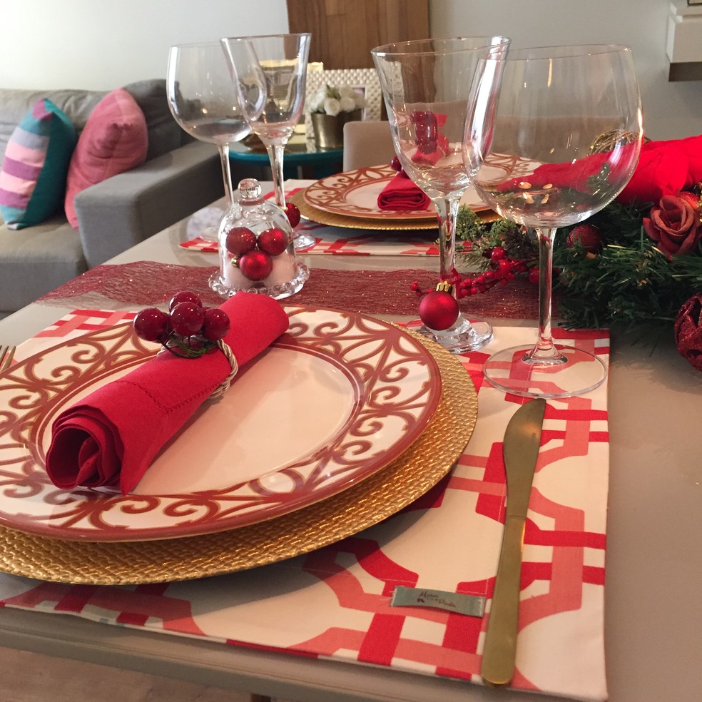 Decoradora usou taças na composição da mesa natalina — Foto: Mesa Com Posta/Divulgação