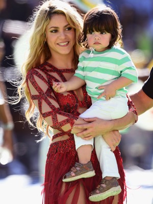 Shakira e o filho, Milan, no encerramento da Copa do Mundo deste ano, em julho, quando levantou suspeita de estar grávida pela segunda vez (Foto: Getty Images)