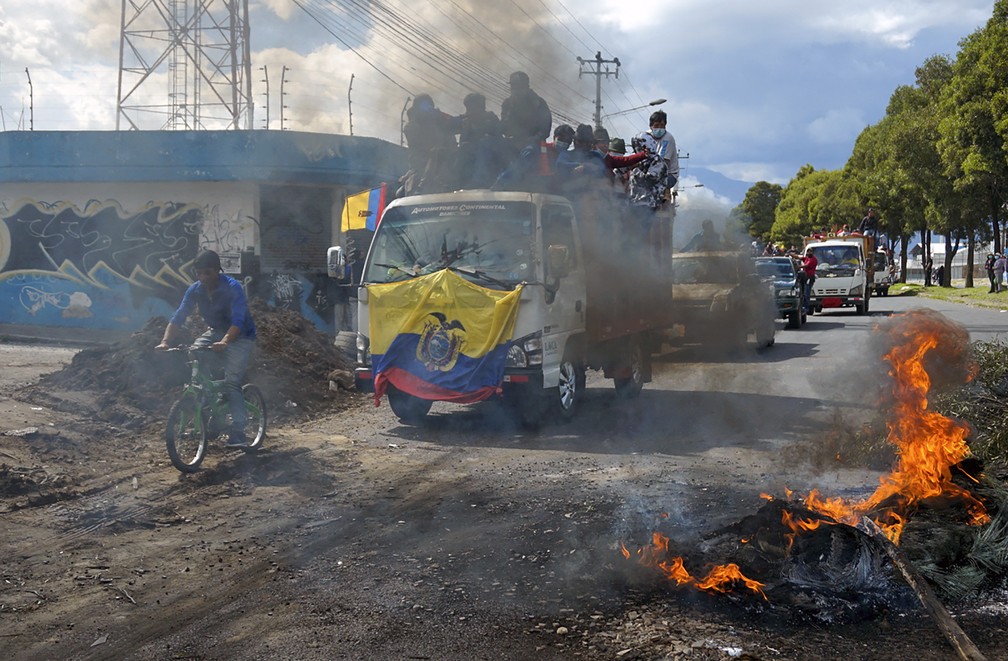 Manifestantes indígenas montaram bloqueios em Quito — Foto: Veronica Lombeida/AFP