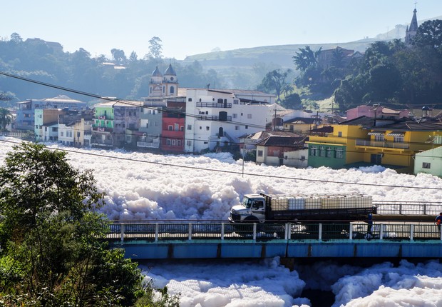 Em Pirapora do Bom Jesus (SP), espuma de poluição do rio Tietê avança e invade ruas (Foto: Rafael Pacheco)