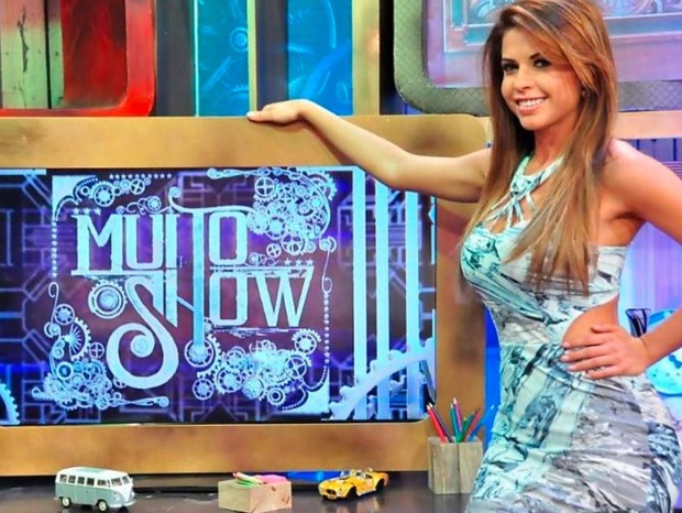 Cacau Colucci, ex-participante do BBB10, integrou time de apresentadores do Muito Show, na RedeTV!  (Foto: Wayne Camargo/Divulgação RedeTV!)
