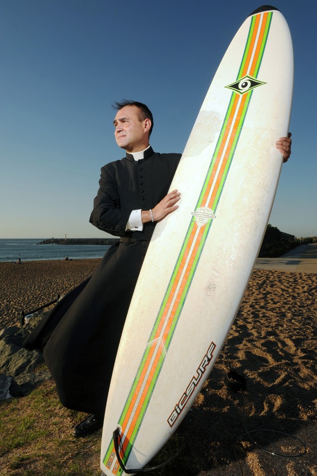 G1 - Padre surfista faz sucesso ao 'pegar ondas' na costa na França -  notícias em Planeta Bizarro