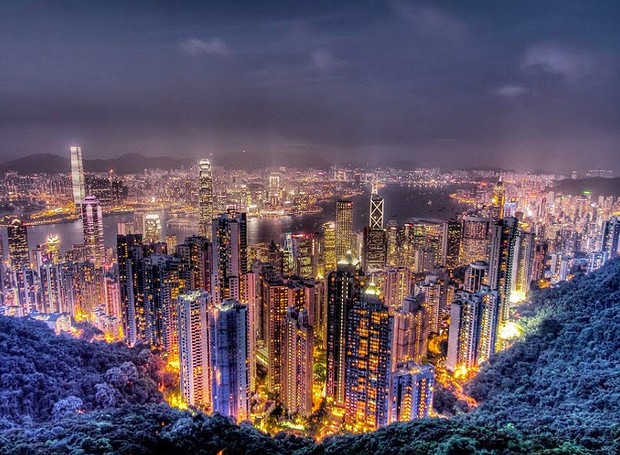 Pico Victoria, Hong Kong, China – Com altitude de 552 m, este local permite que os visitantes tenham uma visão completa dos arranha-céus da ilha. Um visual de encher os olhos, principalmente durante a noite (Foto: Reprodução/BlogBlux)