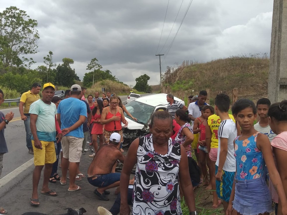 Moradores ampararam vítimas de acidente na BR-316, em Atalaia, AL — Foto: Tv Gazeta
