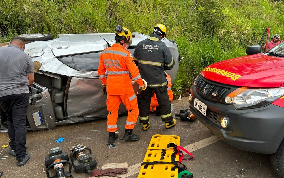 Duas pessoas ficam feridas após carro capotar na MGC-491, em São Sebastião do Paraíso, MG — Foto: Corpo de Bombeiros