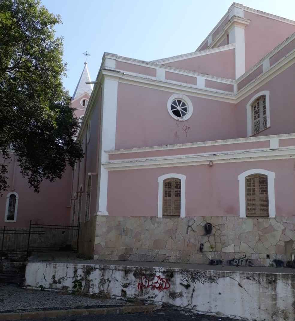 Catedral de Nossa Senhora das Dores foi invadida por janela vitral. (Foto: Divulgação/ Arquidiocese de Teresina)