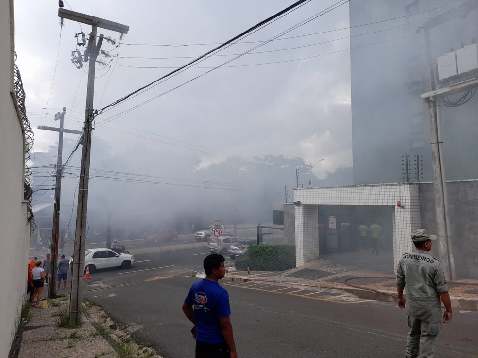 Incêndio com explosões atinge estacionamento de prédio próximo à Av. Marechal Castelo Branco, Zona Sul de Teresina — Foto: Ravi Marques/TV Clube