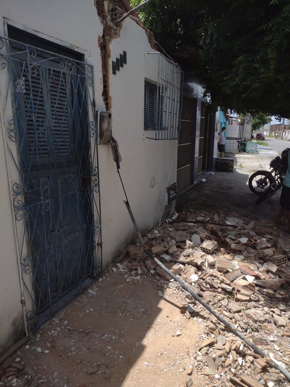 Fia&ccedil;&atilde;o foi puxada e derrubou parte de parede em Natal &mdash; Foto: Cedida
