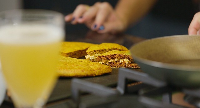Sanduíche de cúrcuma acompanhado de ricota de tofu e 'suchá' de abacaxi e cavalinha (Foto: Pablo Escajado)